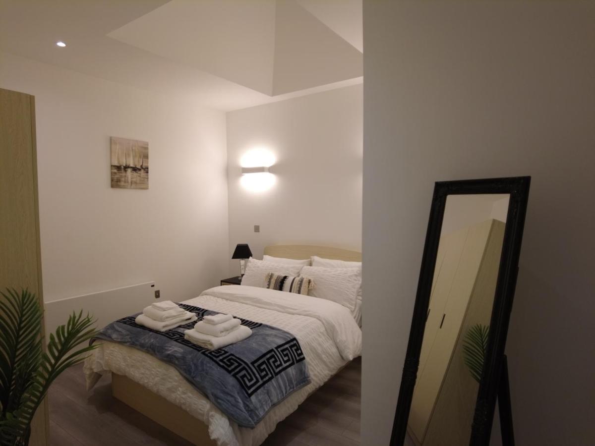 Stylish 2 Bedrooms, 2 Bathrooms With Workspace In Milton Keynes Buitenkant foto