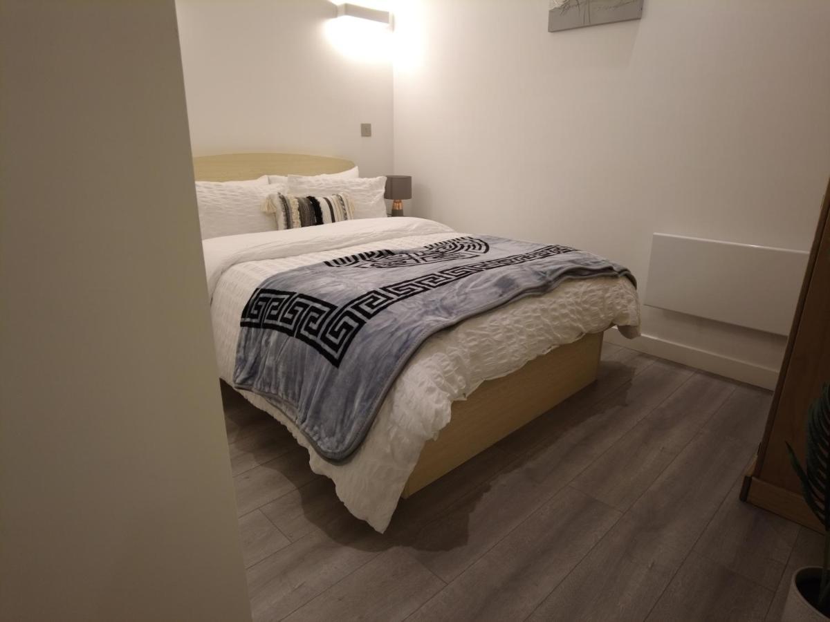 Stylish 2 Bedrooms, 2 Bathrooms With Workspace In Milton Keynes Buitenkant foto