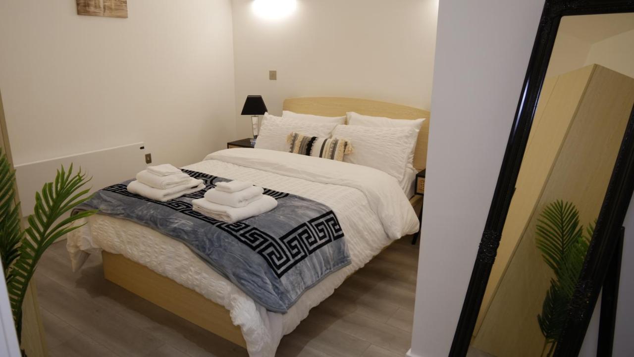Stylish 2 Bedrooms, 2 Bathrooms With Workspace In Milton Keynes Buitenkant foto