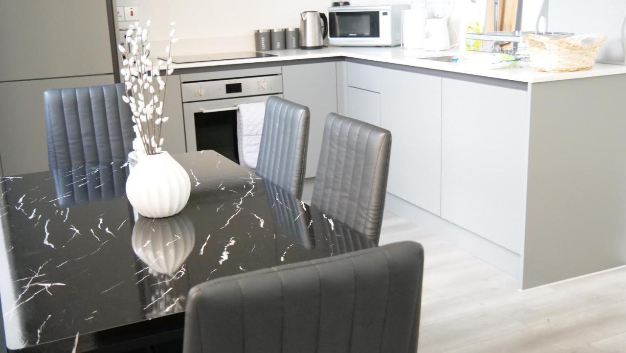 Stylish 2 Bedrooms, 2 Bathrooms With Workspace In Milton Keynes Buitenkant foto