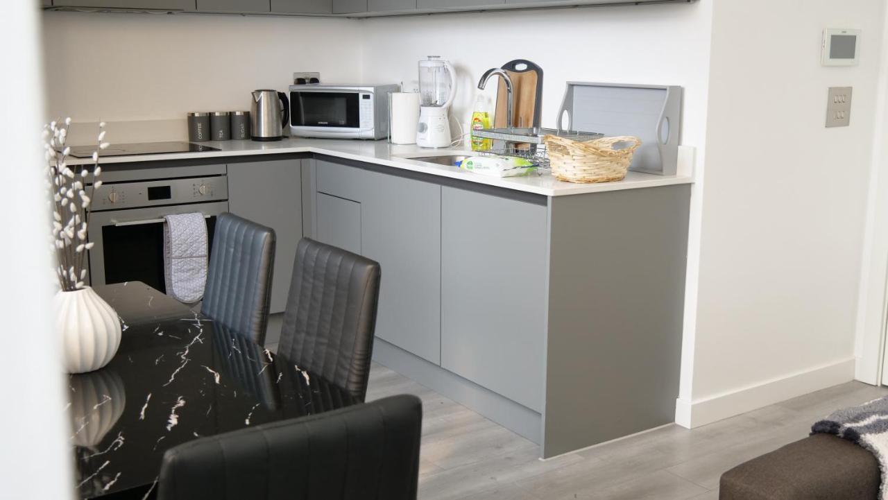 Stylish 2 Bedrooms, 2 Bathrooms With Workspace In Milton Keynes Buitenkant foto