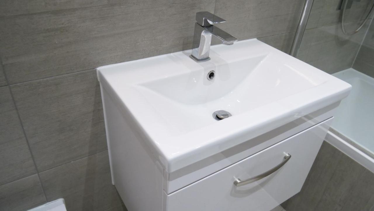 Stylish 2 Bedrooms, 2 Bathrooms With Workspace In Milton Keynes Buitenkant foto