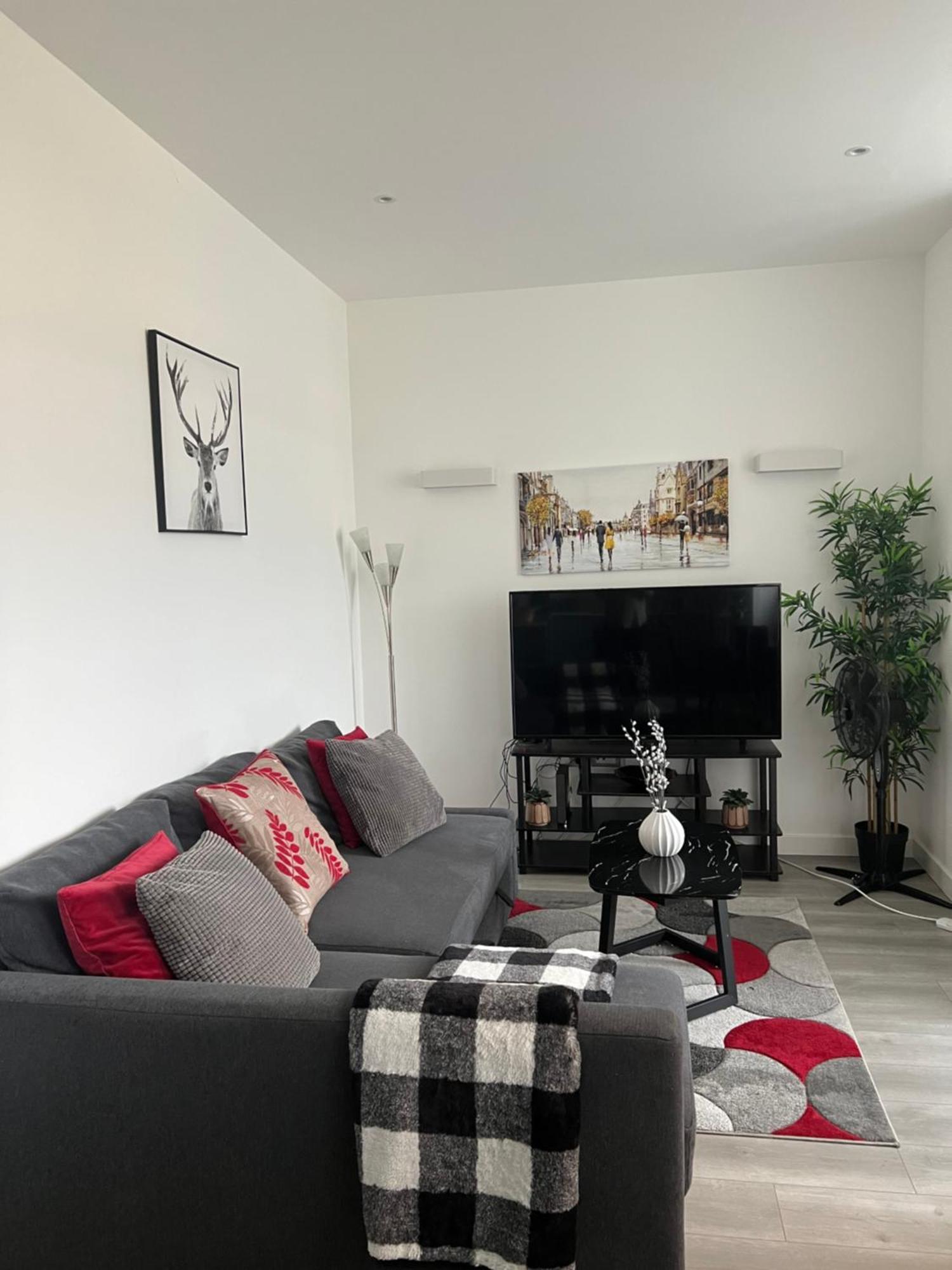 Stylish 2 Bedrooms, 2 Bathrooms With Workspace In Milton Keynes Buitenkant foto